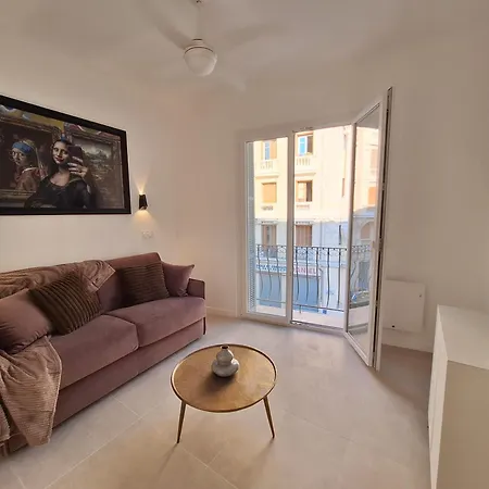 Iconic And Bright Style In * 尼斯