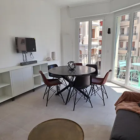 Iconic And Bright Style In Appartement