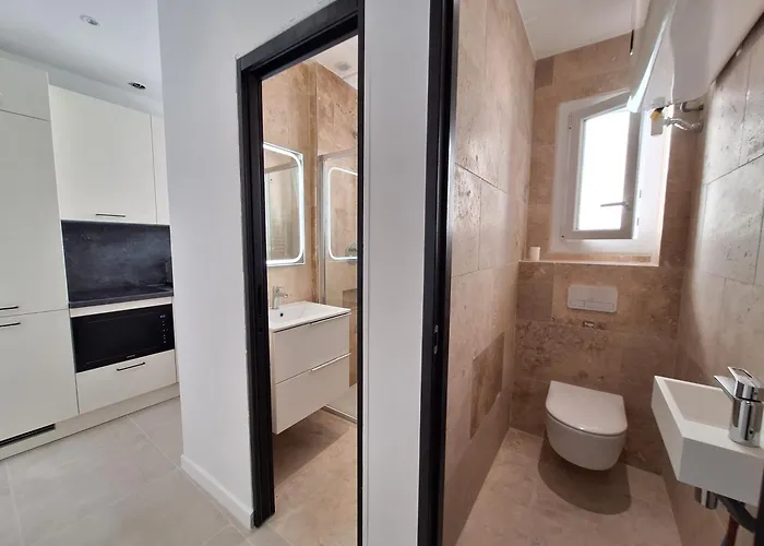 Iconic And Bright Style In Apartmán Nice