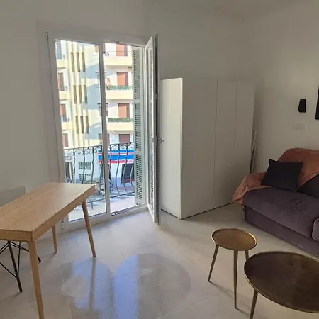 Iconic And Bright Style In Niza